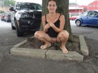 Фото писающих девушек на улице