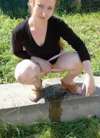 Фото писающих девушек дома и на улице