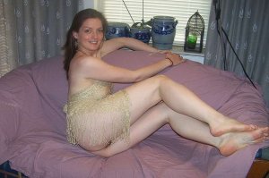 Девушка с сильно волосатой песдой