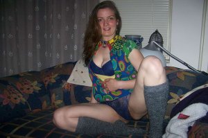 Девушка с сильно волосатой песдой