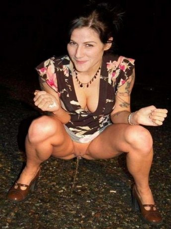 Фотоподборка с писающими девушками