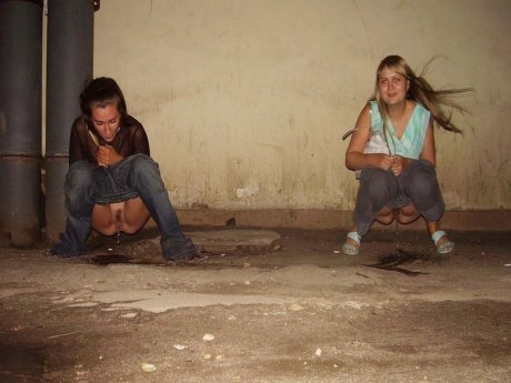 Фотоподборка с писающими девушками