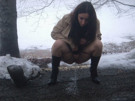 Фотоподборка с писающими девушками