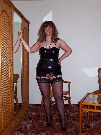 Женщина в чулках играет с фаллоимитатором Женщина в чулках играет с фаллоимитатором