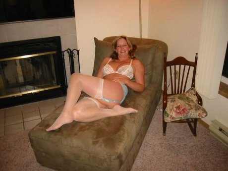 Развратная блондинка позирует дома голой